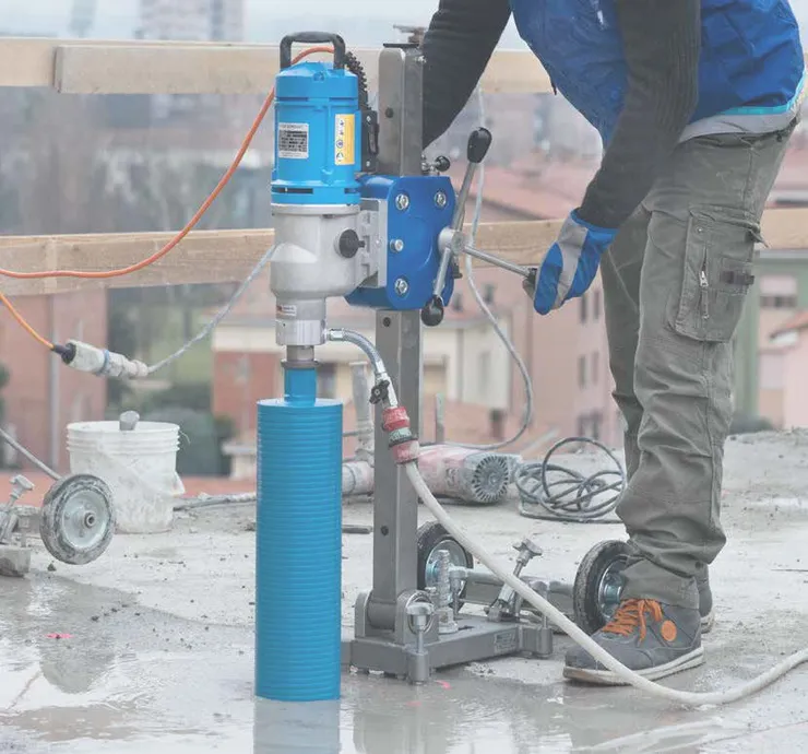 Bušilica sa stalkom i dijamantnom krunom buši beton