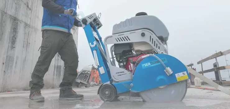 Rezač fuga SEA Technology reže betonsku ploču na gradilištu